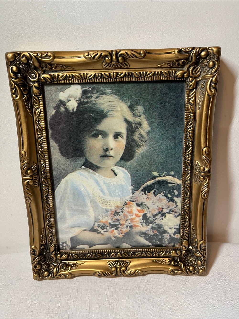 Vintage Gold Ornate Picture Frame
Hangs or stands
8x10”